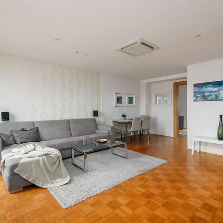 Roy 2 Bdr Apartment With Prague Castle View, Parking & Ac Екстериор снимка