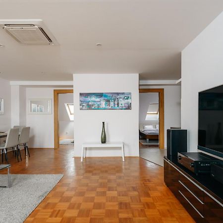 Roy 2 Bdr Apartment With Prague Castle View, Parking & Ac Екстериор снимка