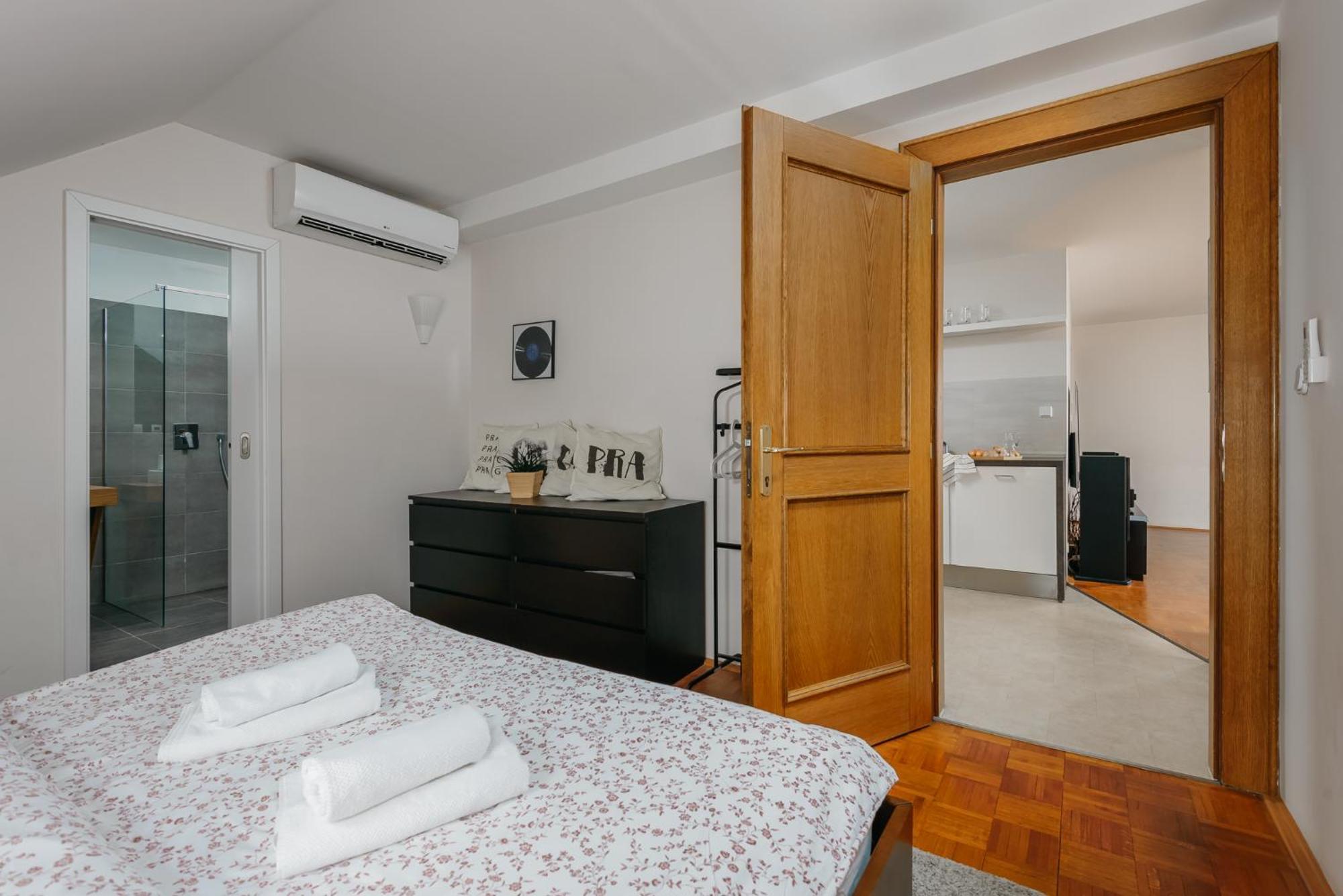 Roy 2 Bdr Apartment With Prague Castle View, Parking & Ac Екстериор снимка