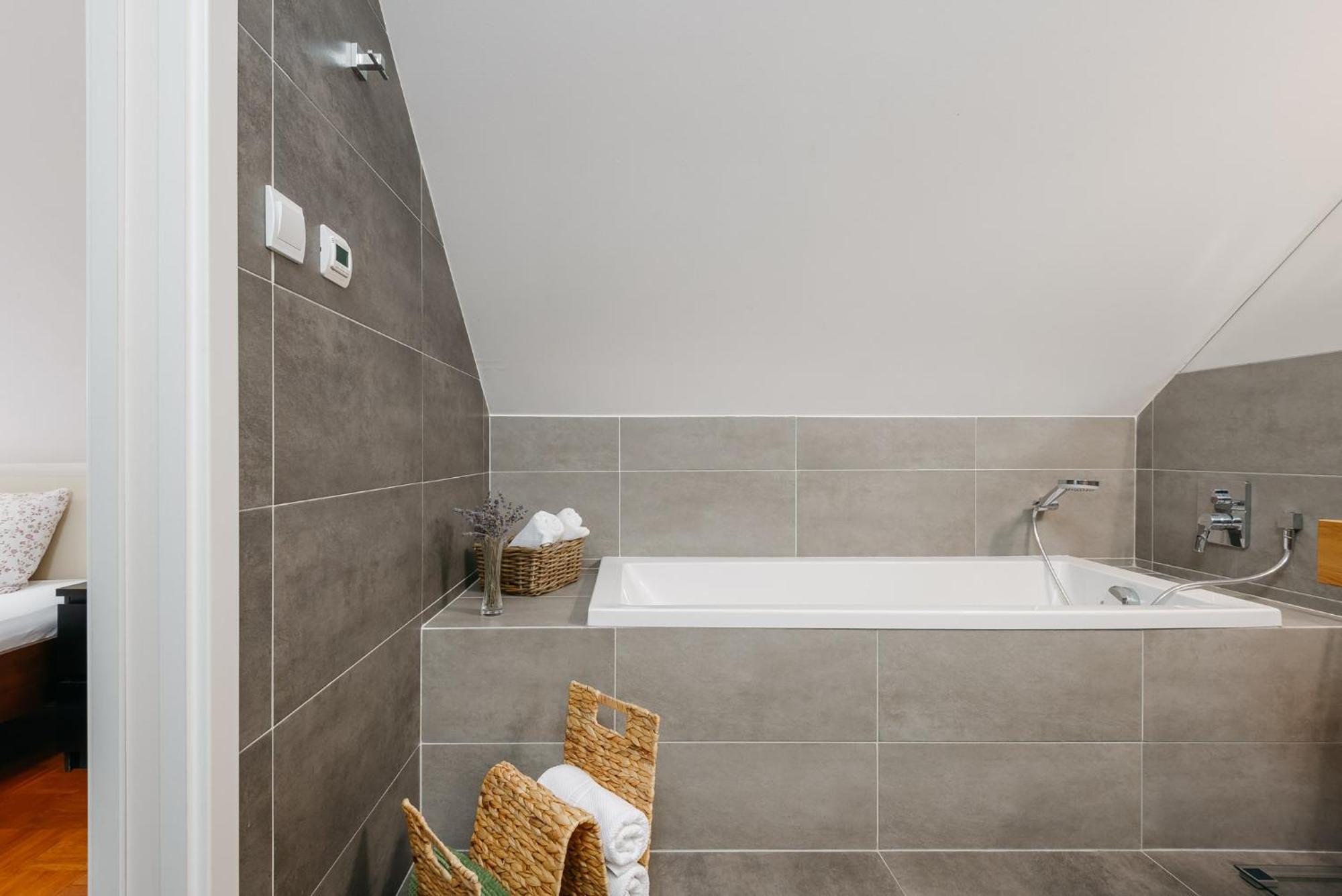 Roy 2 Bdr Apartment With Prague Castle View, Parking & Ac Екстериор снимка